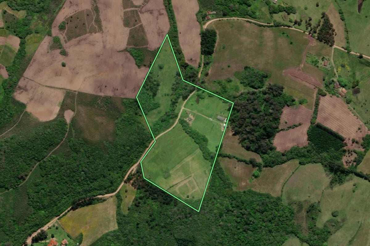 Imagem de satélite do imóvel rural em Pelotas (RS), com o contorno declarado no CAR desenhado por cima.