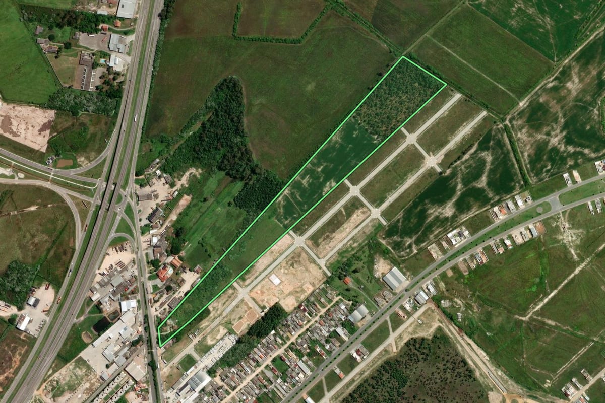 Imagem de satélite do imóvel rural em Pelotas (RS), com o contorno declarado no CAR desenhado por cima.