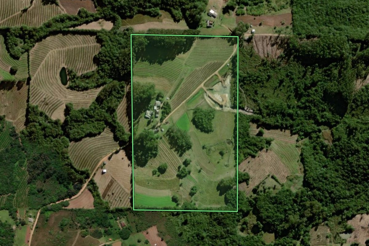 Imagem de satélite do imóvel rural em Pelotas (RS), com o contorno declarado no CAR desenhado por cima.