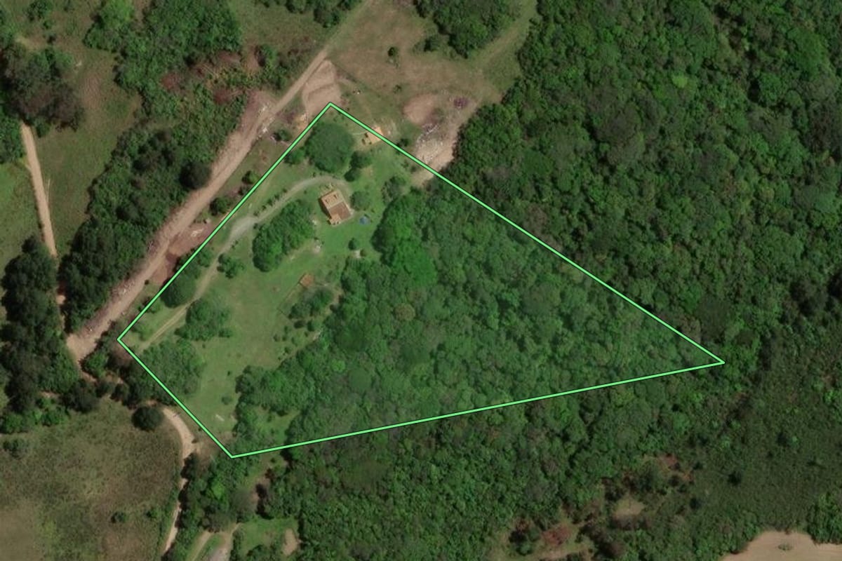Imagem de satélite do imóvel rural em Pelotas (RS), com o contorno declarado no CAR desenhado por cima.