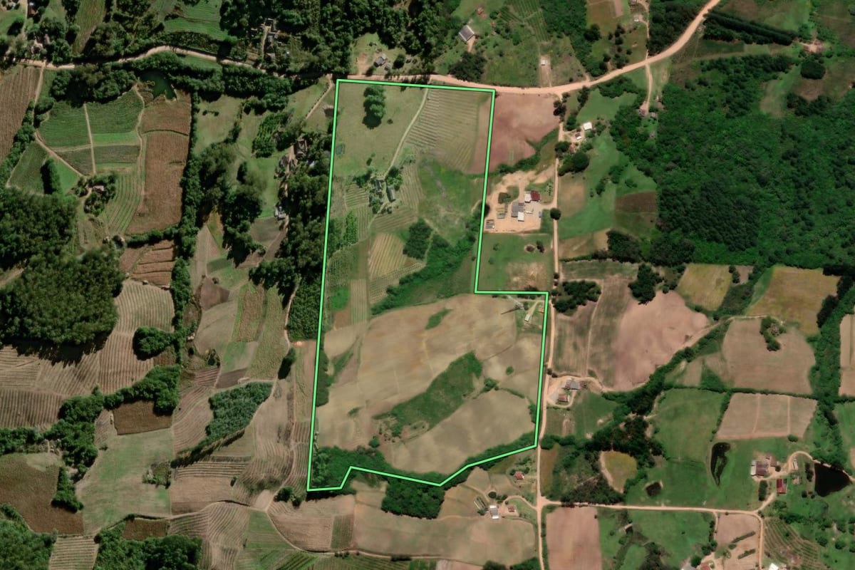 Imagem de satélite do imóvel rural em Pelotas (RS), com o contorno declarado no CAR desenhado por cima.