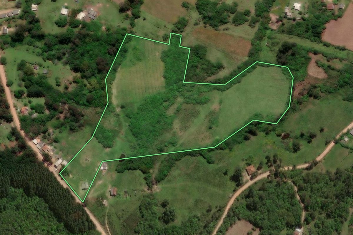 Imagem de satélite do imóvel rural em Pelotas (RS), com o contorno declarado no CAR desenhado por cima.