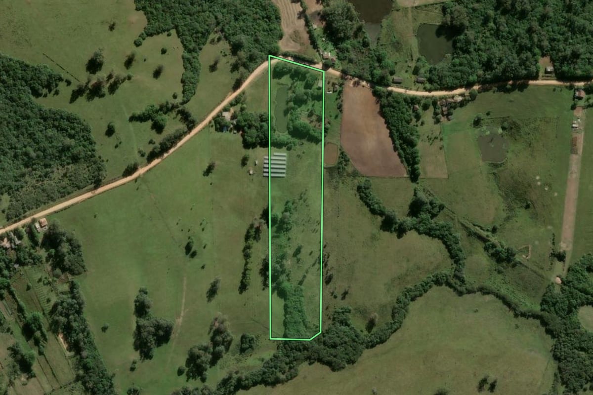 Imagem de satélite do imóvel rural em Pelotas (RS), com o contorno declarado no CAR desenhado por cima.