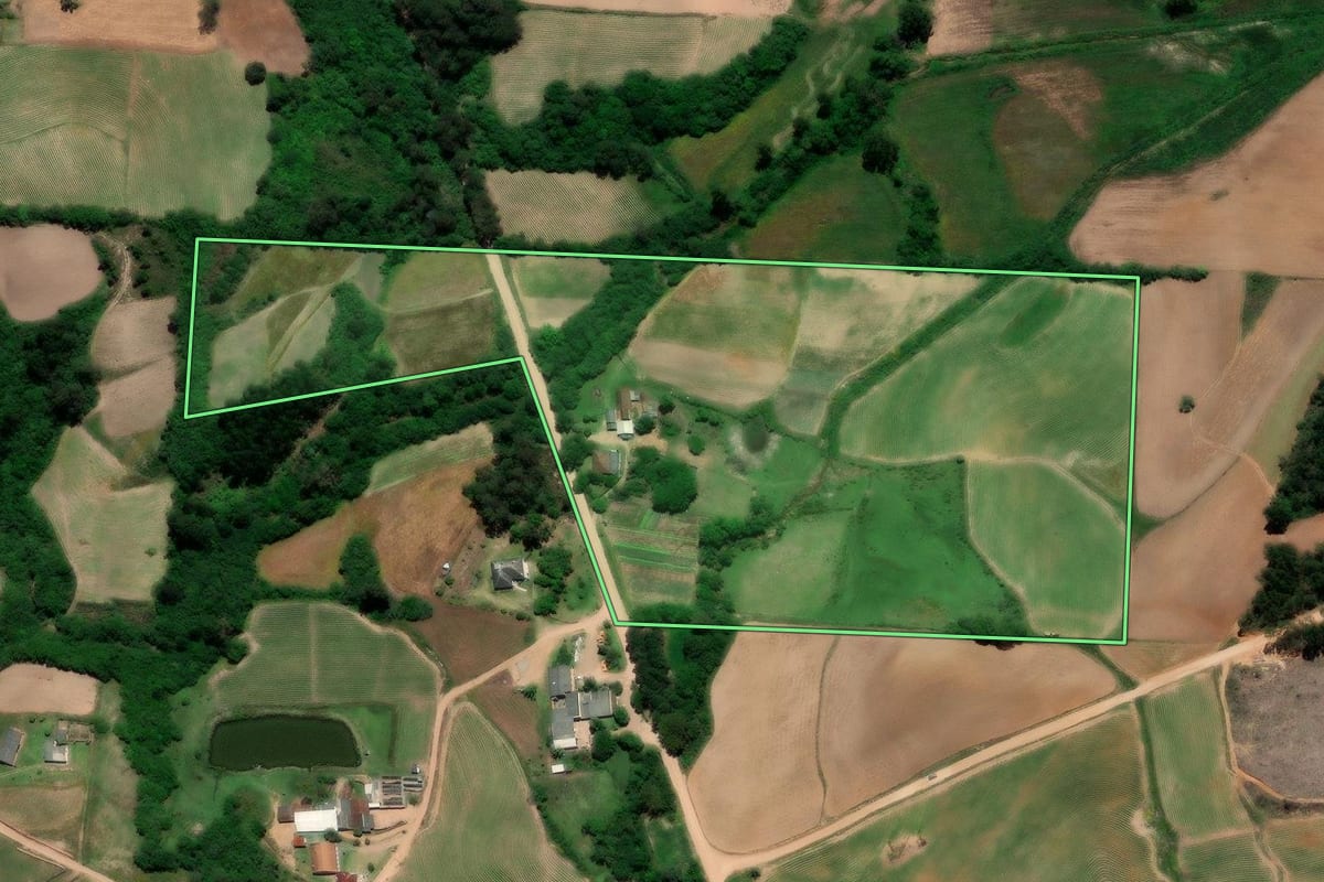 Imagem de satélite do imóvel rural em Pelotas (RS), com o contorno declarado no CAR desenhado por cima.