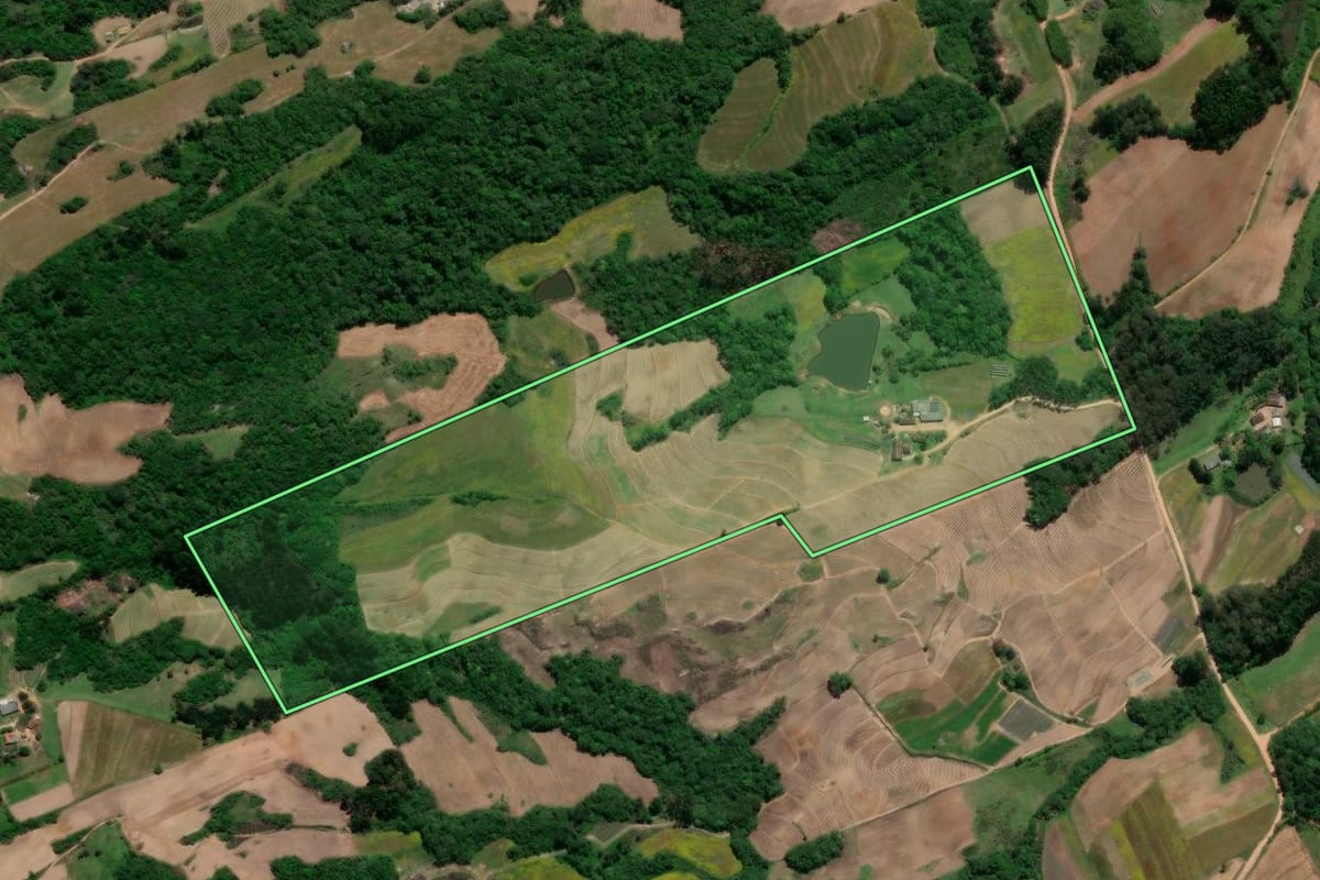 Imagem de satélite do imóvel rural em Pelotas (RS), com o contorno declarado no CAR desenhado por cima.