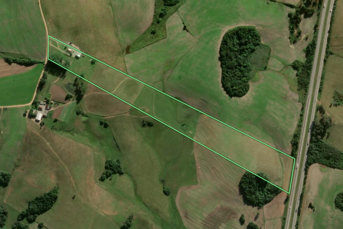 Imagem de satélite do imóvel rural em Pelotas (RS), com o contorno declarado no CAR desenhado por cima.