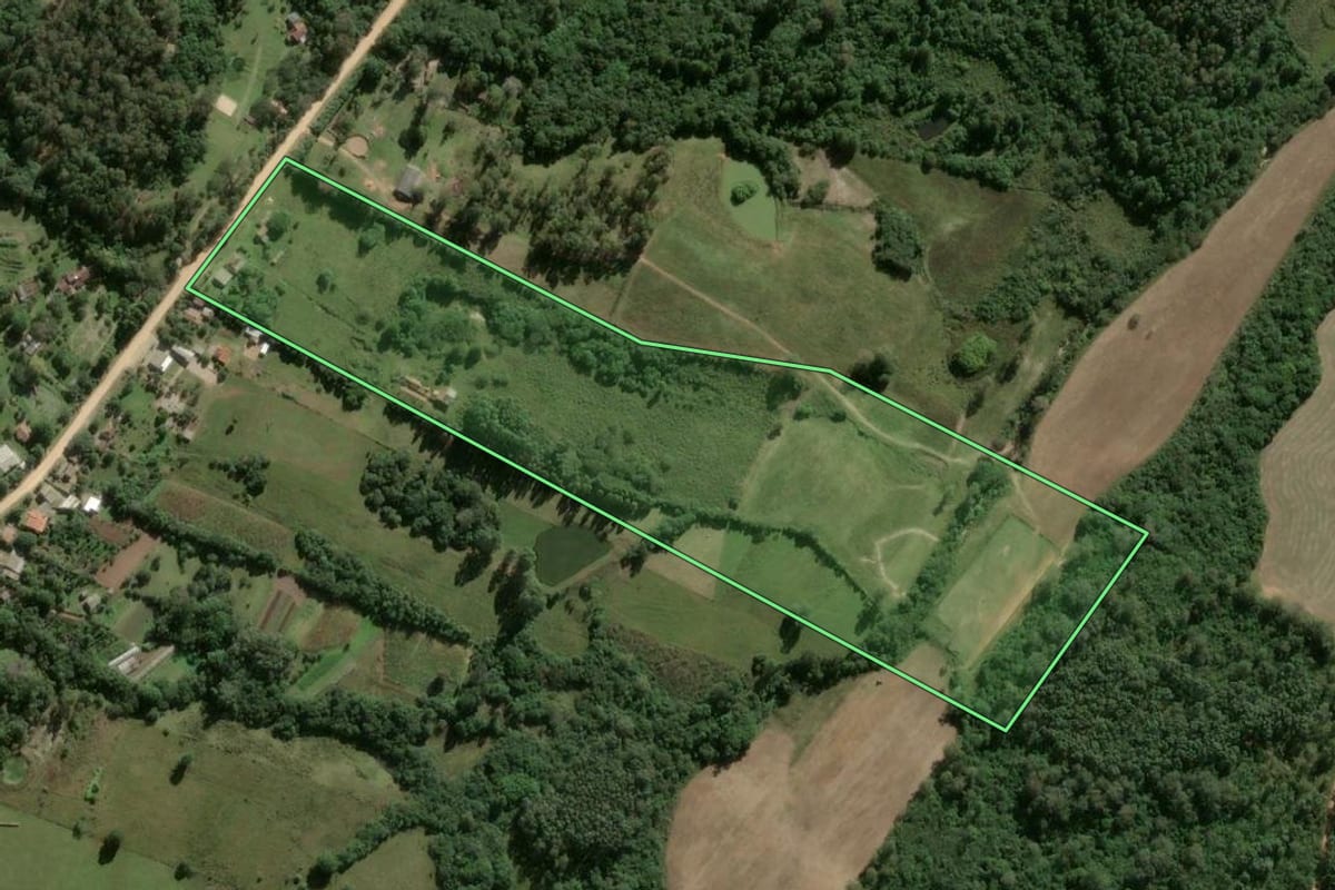 Imagem de satélite do imóvel rural em Pelotas (RS), com o contorno declarado no CAR desenhado por cima.