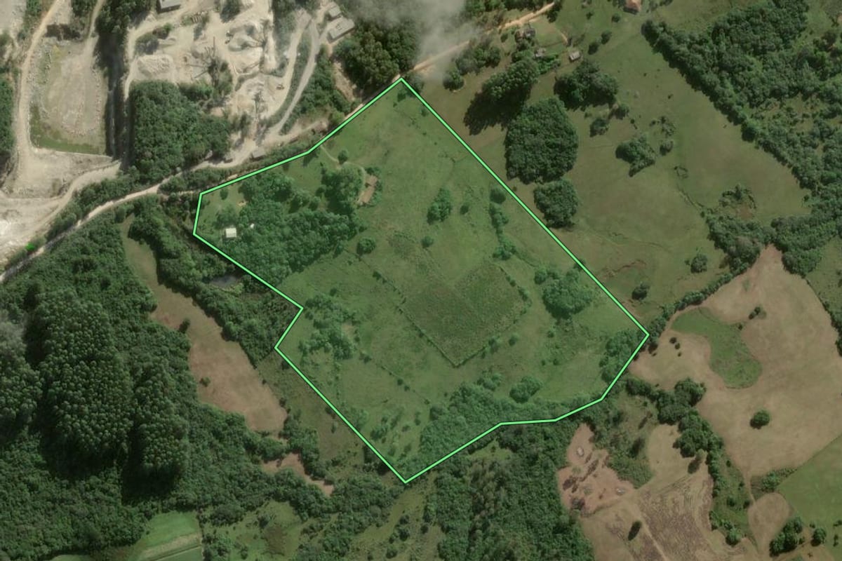 Imagem de satélite do imóvel rural em Pelotas (RS), com o contorno declarado no CAR desenhado por cima.