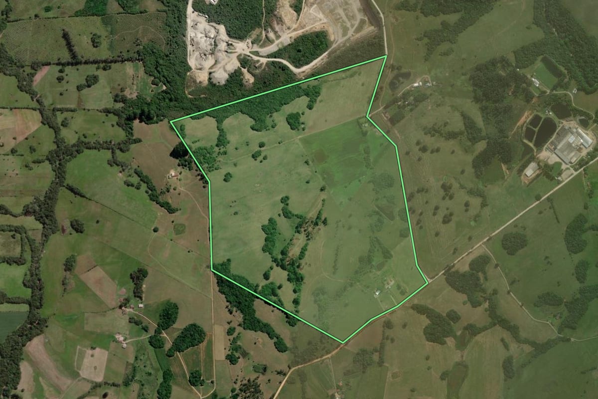 Imagem de satélite do imóvel rural em Pelotas (RS), com o contorno declarado no CAR desenhado por cima.