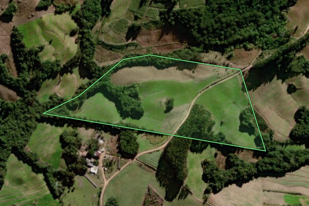 Imagem de satélite do imóvel rural em Pelotas (RS), com o contorno declarado no CAR desenhado por cima.