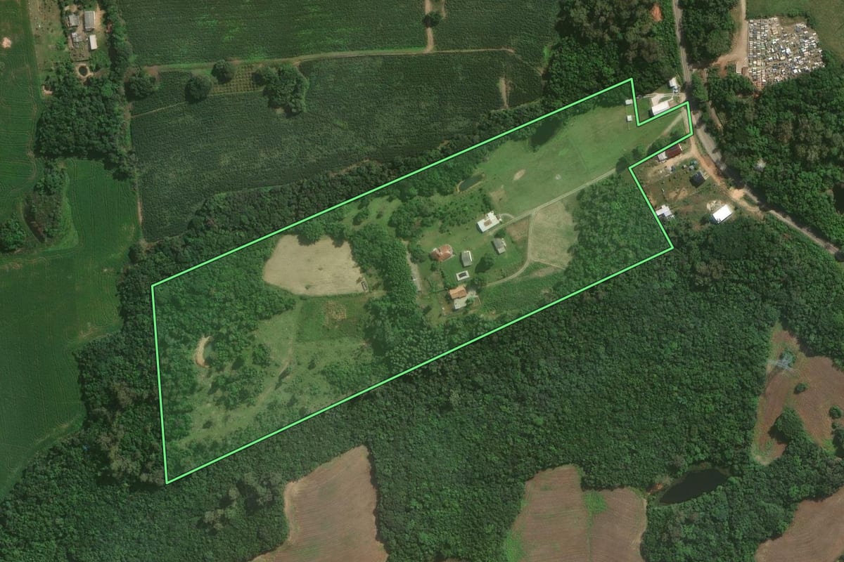 Imagem de satélite do imóvel rural em Pelotas (RS), com o contorno declarado no CAR desenhado por cima.