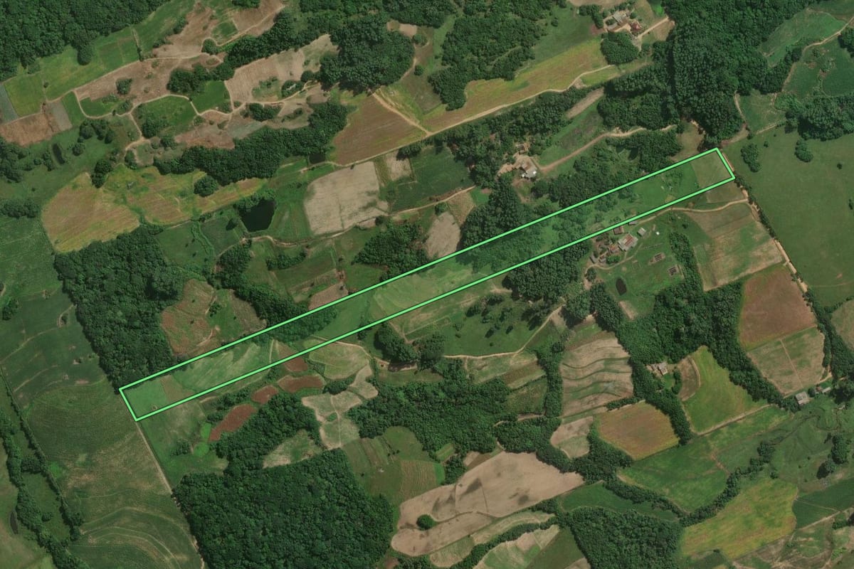 Imagem de satélite do imóvel rural em Pelotas (RS), com o contorno declarado no CAR desenhado por cima.