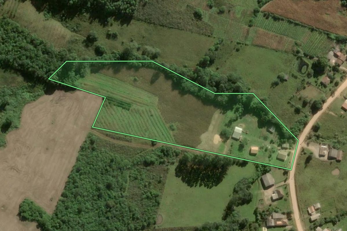 Imagem de satélite do imóvel rural em Pelotas (RS), com o contorno declarado no CAR desenhado por cima.