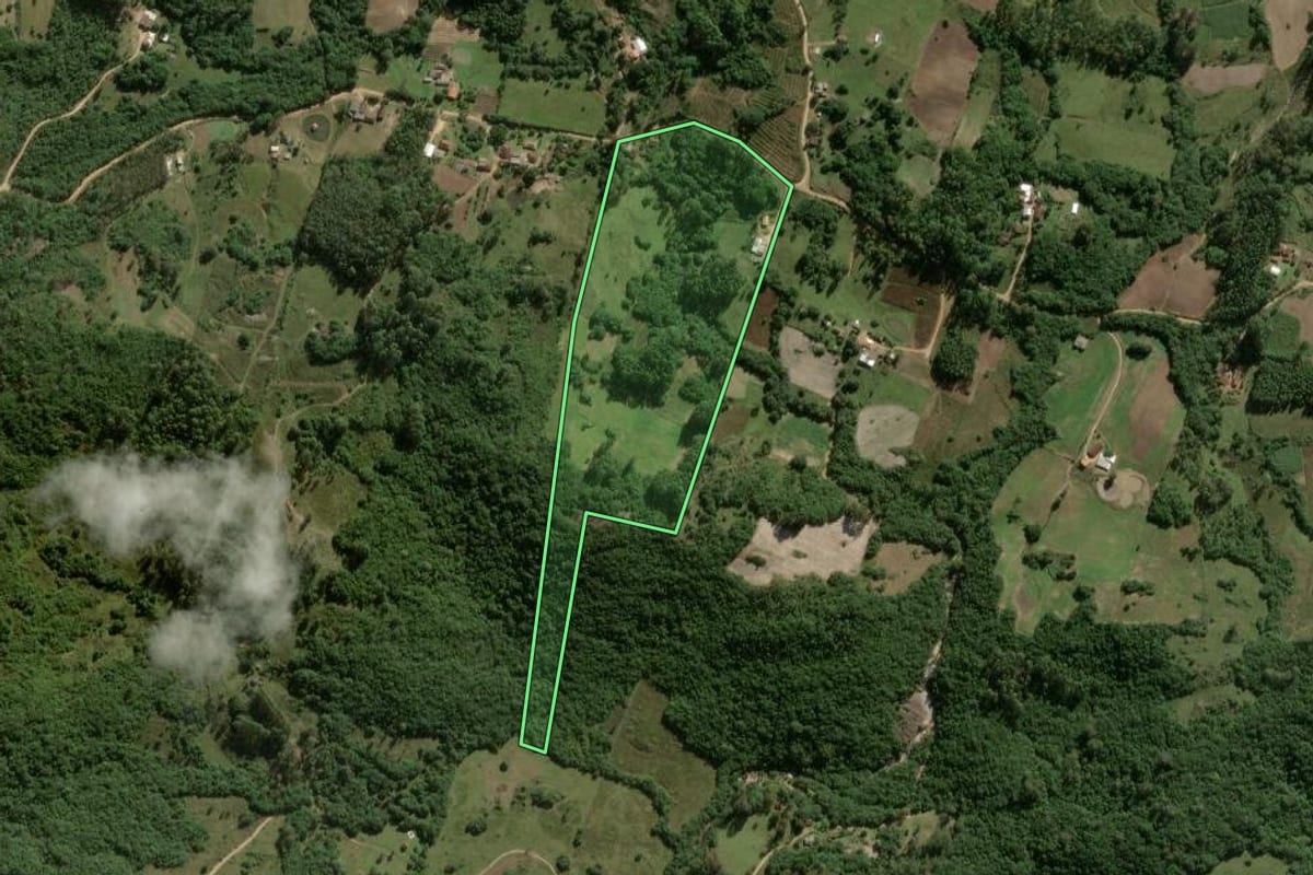Imagem de satélite do imóvel rural em Pelotas (RS), com o contorno declarado no CAR desenhado por cima.