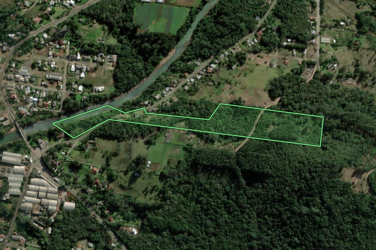 Imagem de satélite do imóvel rural em Picada Café (RS), com o contorno declarado no CAR desenhado por cima.