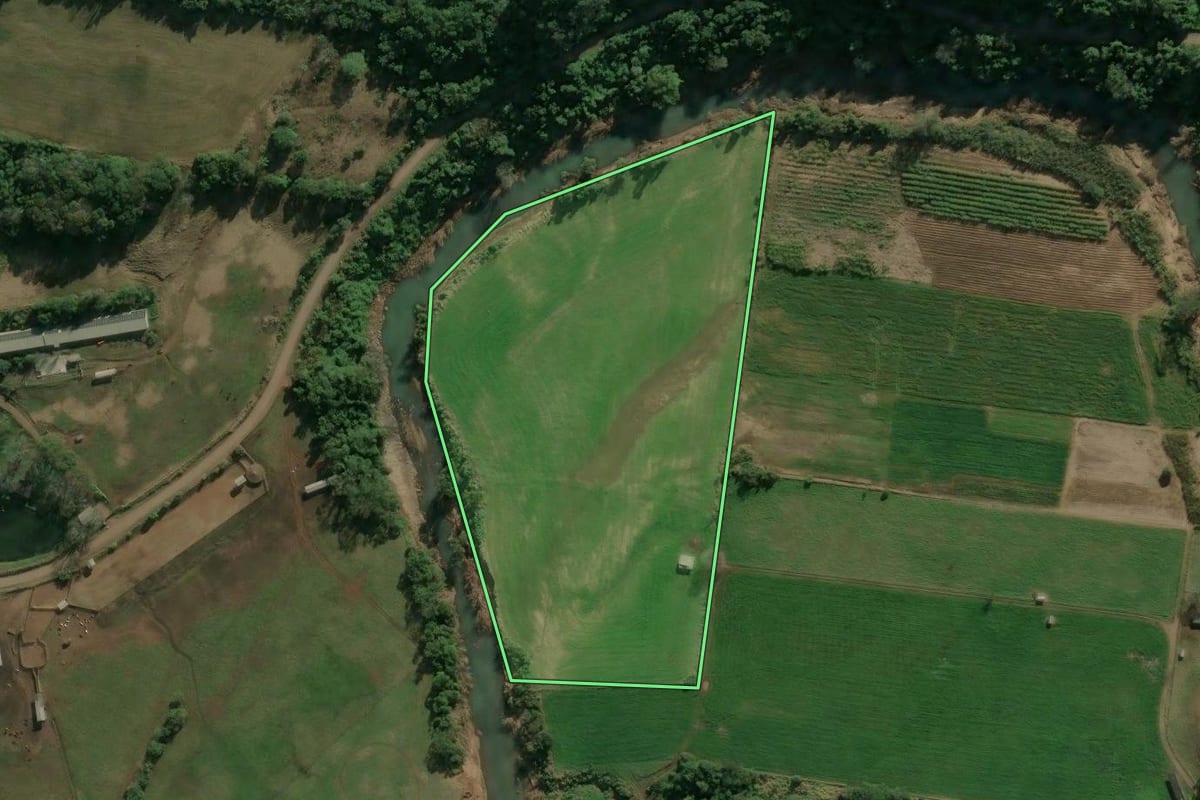Imagem de satélite do imóvel rural em Picada Café (RS), com o contorno declarado no CAR desenhado por cima.