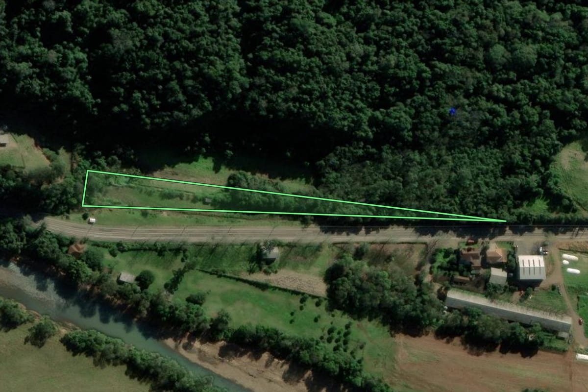 Imagem de satélite do imóvel rural em Picada Café (RS), com o contorno declarado no CAR desenhado por cima.