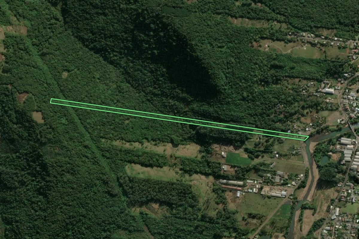 Imagem de satélite do imóvel rural em Picada Café (RS), com o contorno declarado no CAR desenhado por cima.