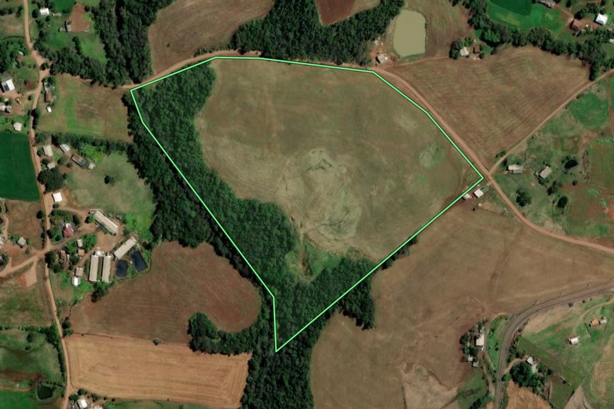Imagem de satélite do imóvel rural em Pinhal (RS), com o contorno declarado no CAR desenhado por cima.