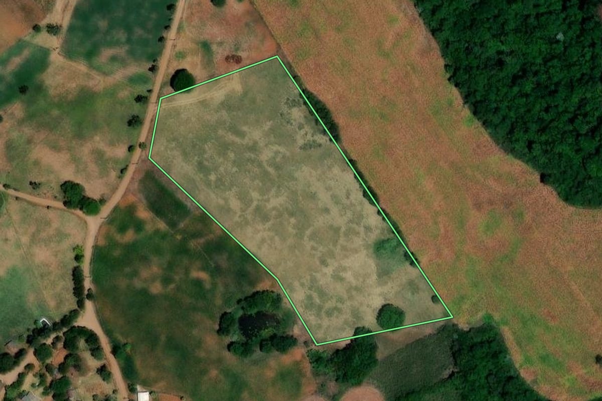 Imagem de satélite do imóvel rural em Pinhal (RS), com o contorno declarado no CAR desenhado por cima.