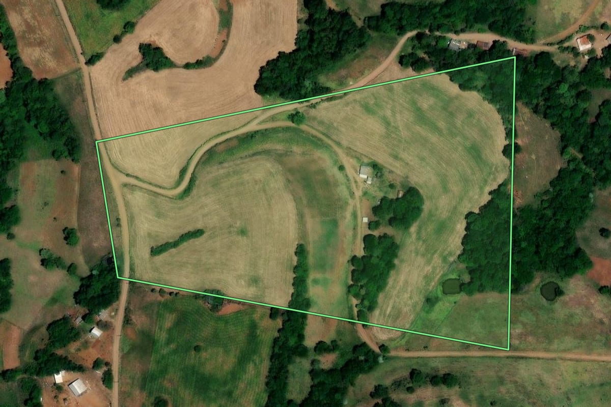 Imagem de satélite do imóvel rural em Pinhal (RS), com o contorno declarado no CAR desenhado por cima.