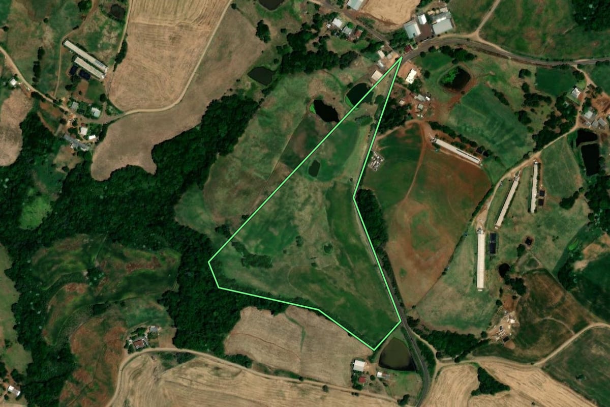 Imagem de satélite do imóvel rural em Pinhal (RS), com o contorno declarado no CAR desenhado por cima.