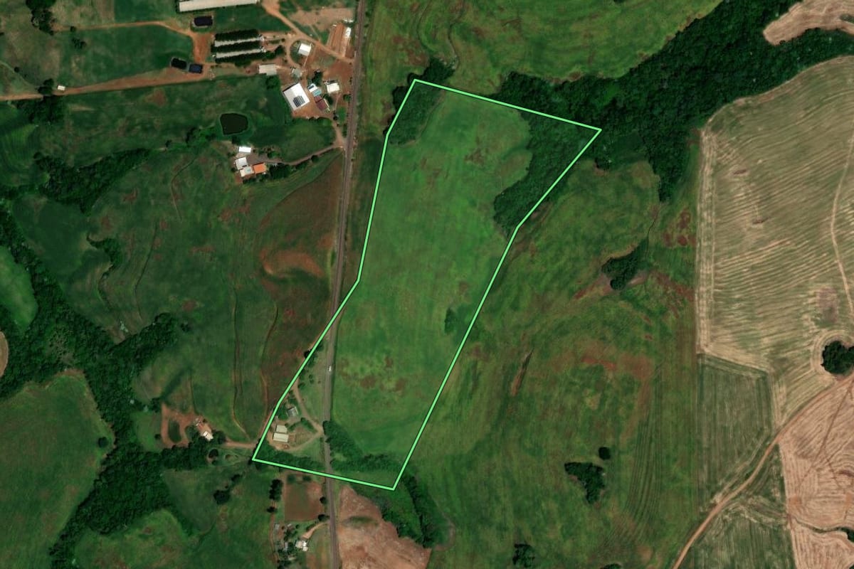 Imagem de satélite do imóvel rural em Pinhal (RS), com o contorno declarado no CAR desenhado por cima.