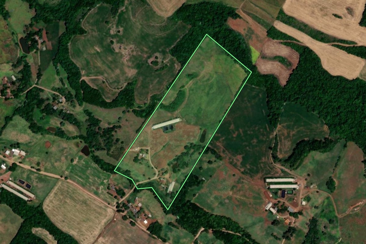 Imagem de satélite do imóvel rural em Pinhal (RS), com o contorno declarado no CAR desenhado por cima.