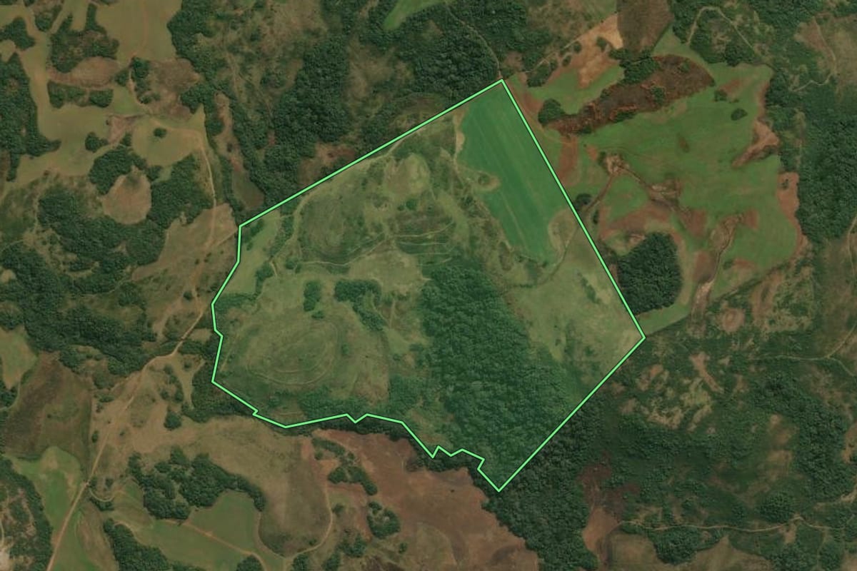 Imagem de satélite do imóvel rural em Pinhal da Serra (RS), com o contorno declarado no CAR desenhado por cima.