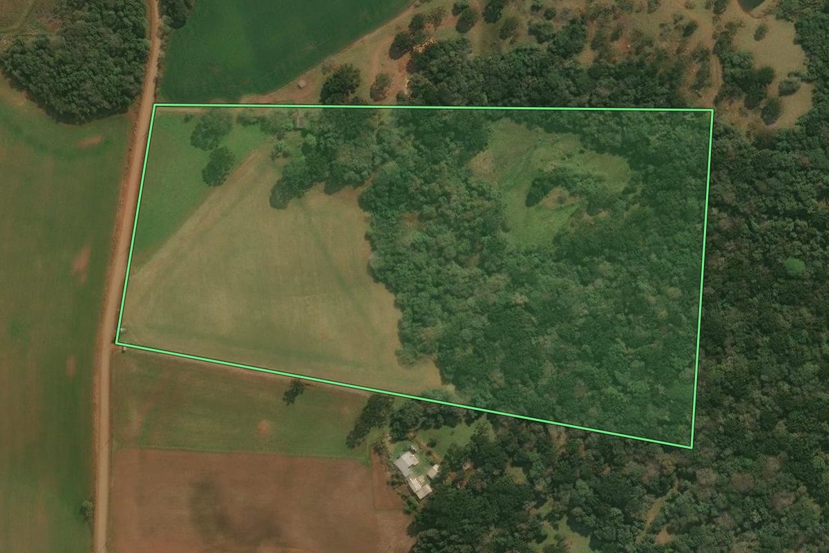 Imagem de satélite do imóvel rural em Pinhal da Serra (RS), com o contorno declarado no CAR desenhado por cima.