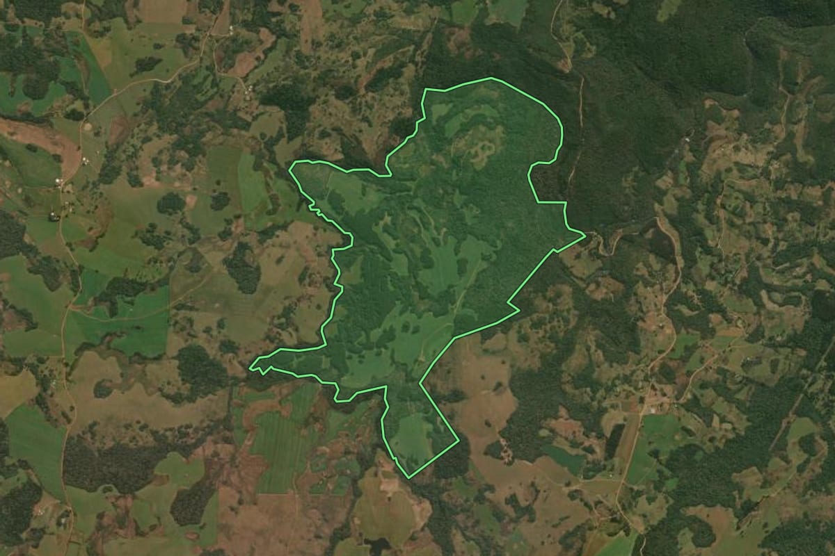 Imagem de satélite do imóvel rural em Pinhal da Serra (RS), com o contorno declarado no CAR desenhado por cima.