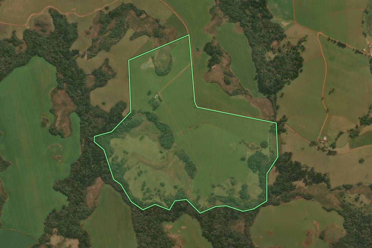 Imagem de satélite do imóvel rural em Pinhal da Serra (RS), com o contorno declarado no CAR desenhado por cima.