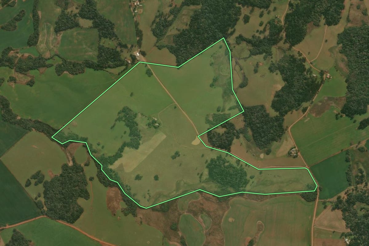 Imagem de satélite do imóvel rural em Pinhal da Serra (RS), com o contorno declarado no CAR desenhado por cima.