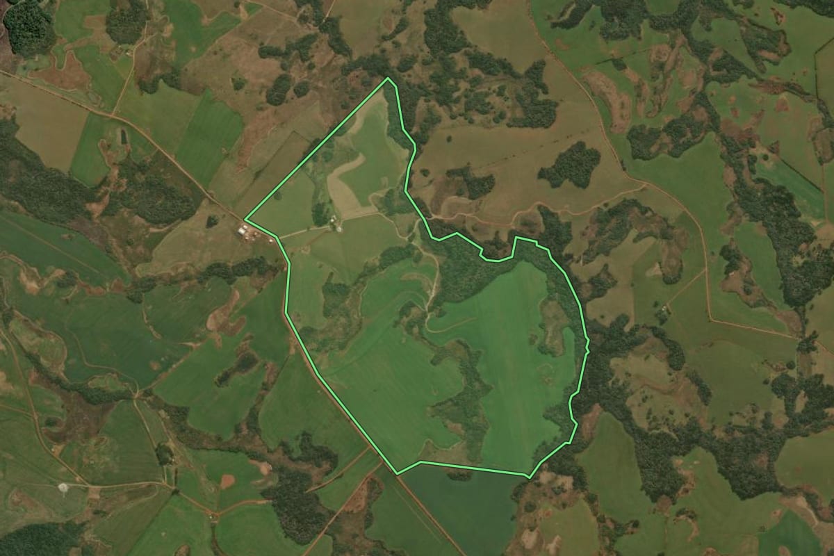 Imagem de satélite do imóvel rural em Pinhal da Serra (RS), com o contorno declarado no CAR desenhado por cima.