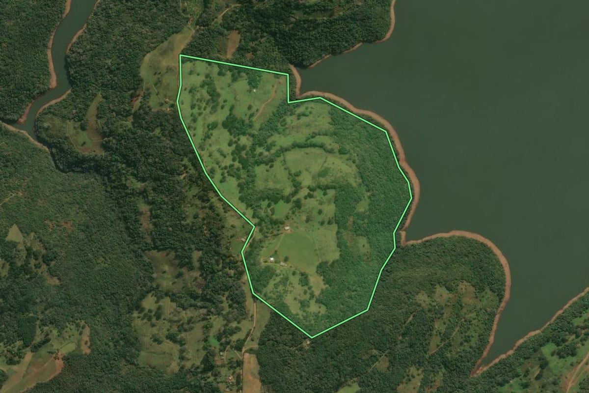 Imagem de satélite do imóvel rural em Pinhal da Serra (RS), com o contorno declarado no CAR desenhado por cima.