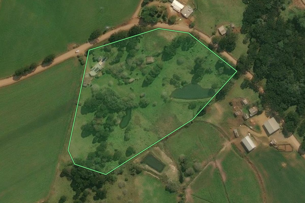 Imagem de satélite do imóvel rural em Pinhal da Serra (RS), com o contorno declarado no CAR desenhado por cima.