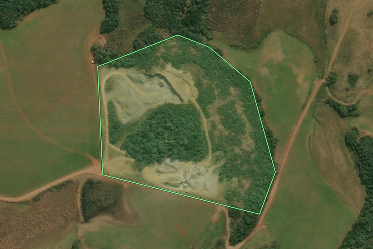 Imagem de satélite do imóvel rural em Pinhal da Serra (RS), com o contorno declarado no CAR desenhado por cima.