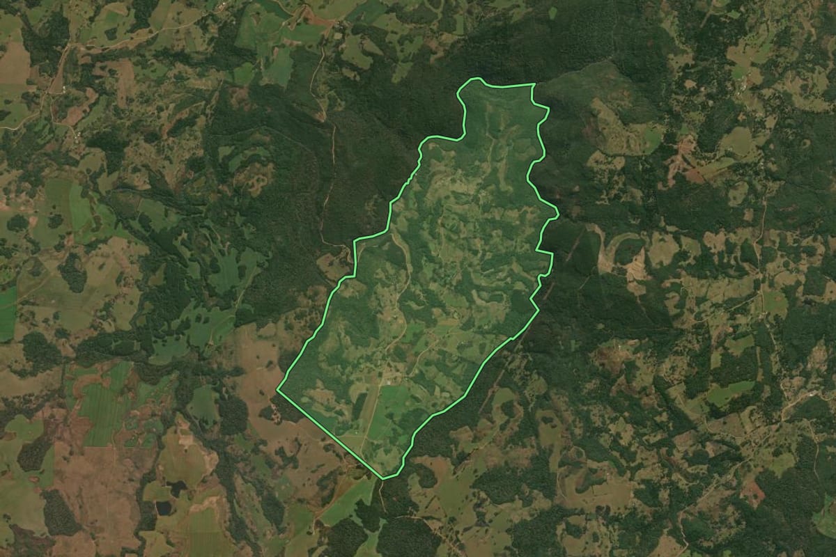Imagem de satélite do imóvel rural em Pinhal da Serra (RS), com o contorno declarado no CAR desenhado por cima.