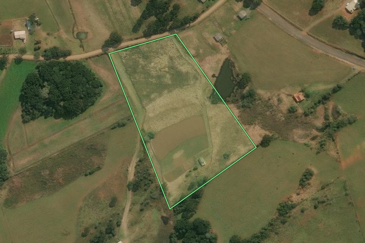 Imagem de satélite do imóvel rural em Pinhal da Serra (RS), com o contorno declarado no CAR desenhado por cima.