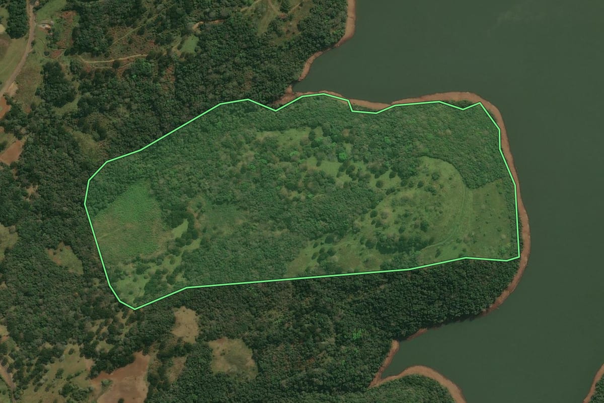 Imagem de satélite do imóvel rural em Pinhal da Serra (RS), com o contorno declarado no CAR desenhado por cima.