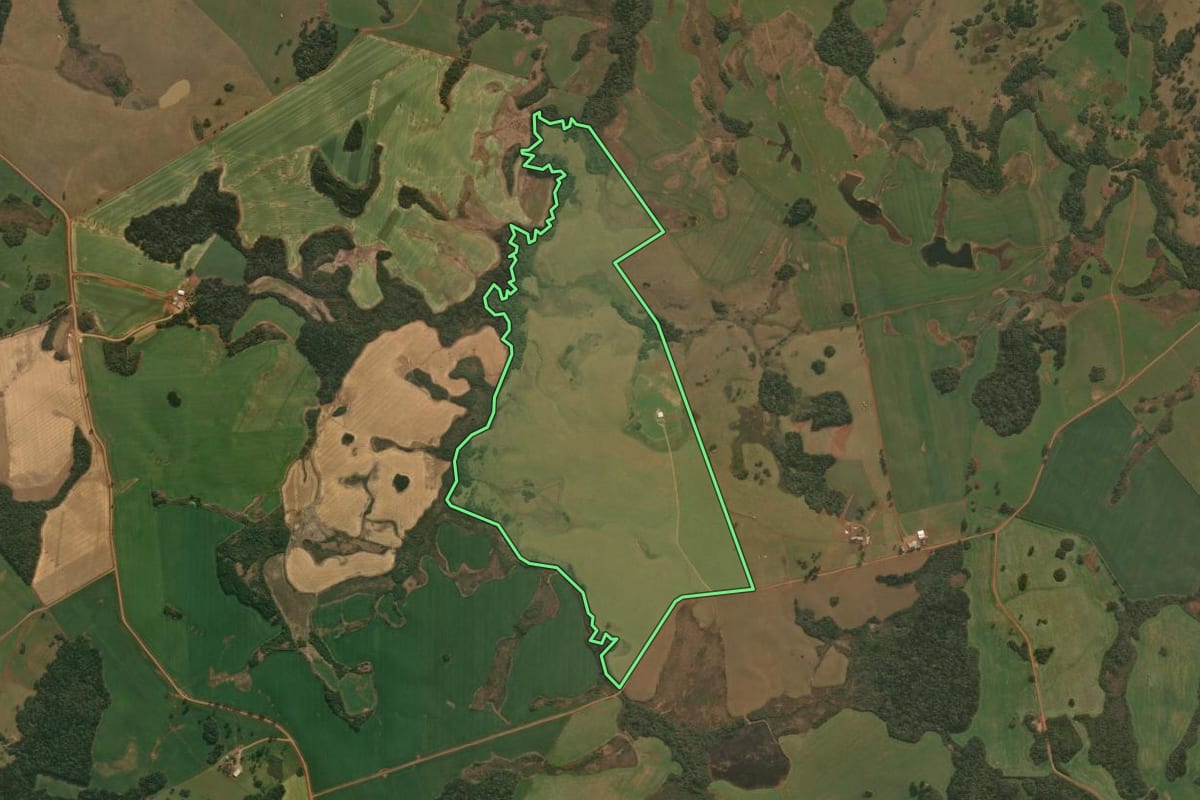 Imagem de satélite do imóvel rural em Pinhal da Serra (RS), com o contorno declarado no CAR desenhado por cima.