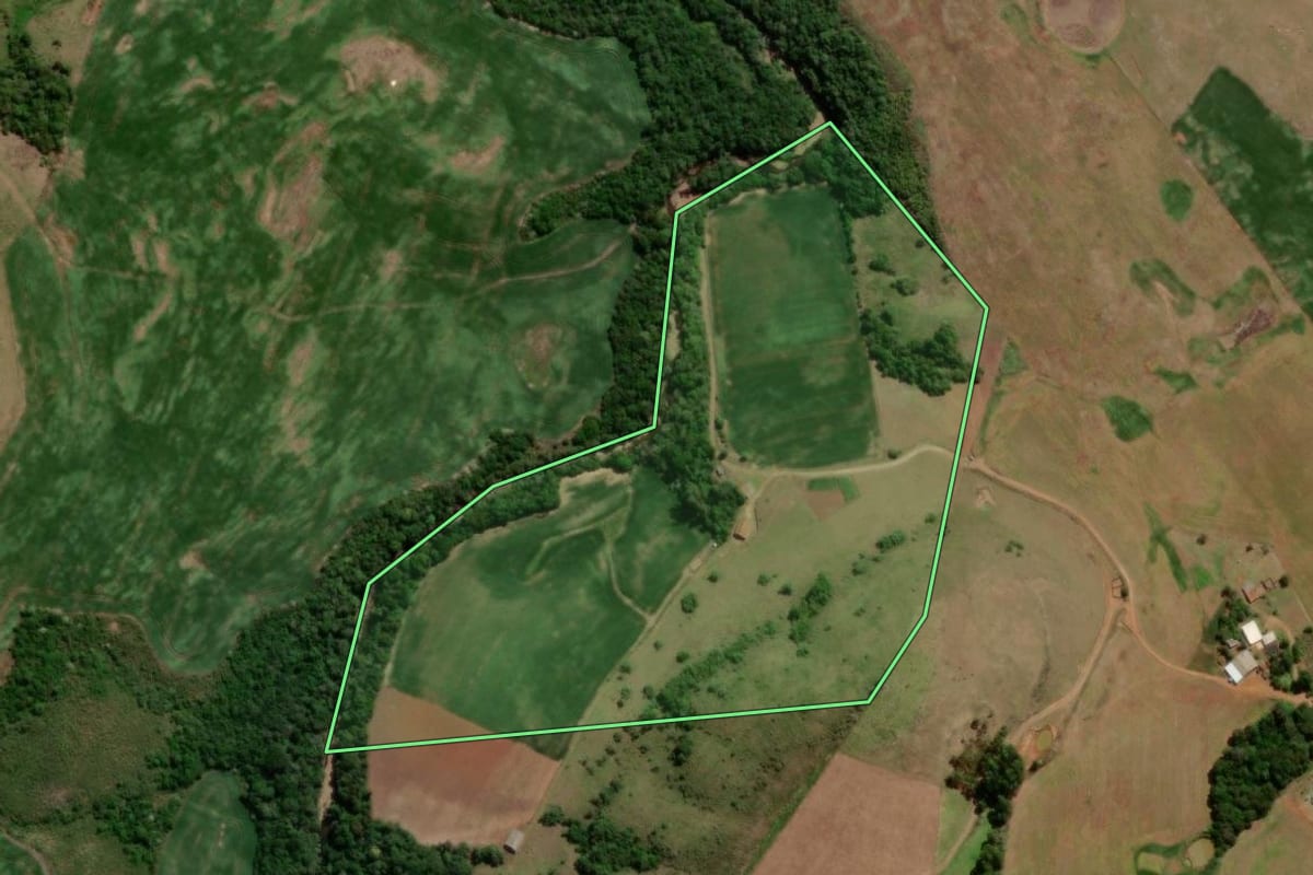 Imagem de satélite do imóvel rural em Pinhal Grande (RS), com o contorno declarado no CAR desenhado por cima.