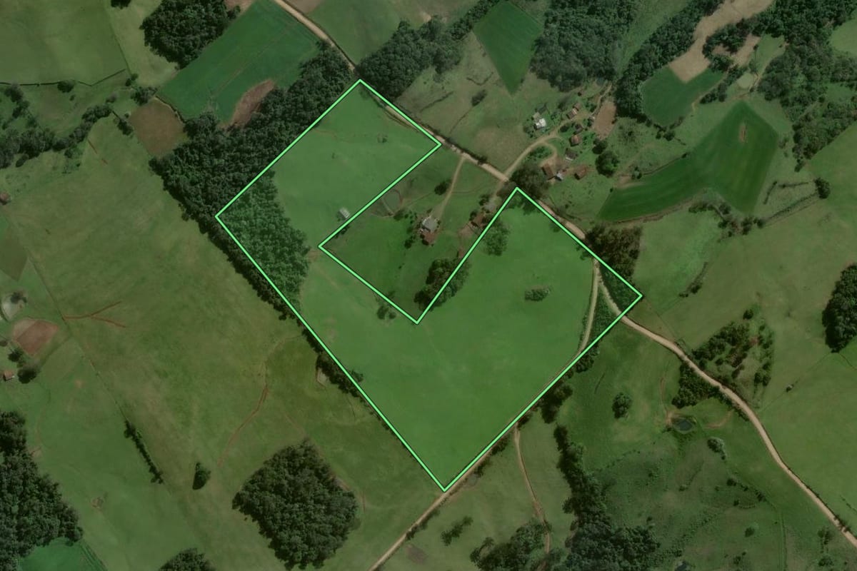 Imagem de satélite do imóvel rural em Pinhal Grande (RS), com o contorno declarado no CAR desenhado por cima.
