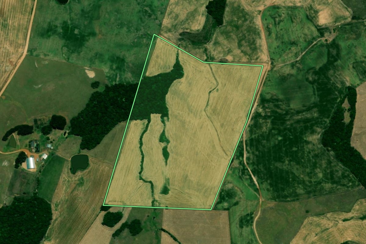 Imagem de satélite do imóvel rural em Pinhal Grande (RS), com o contorno declarado no CAR desenhado por cima.