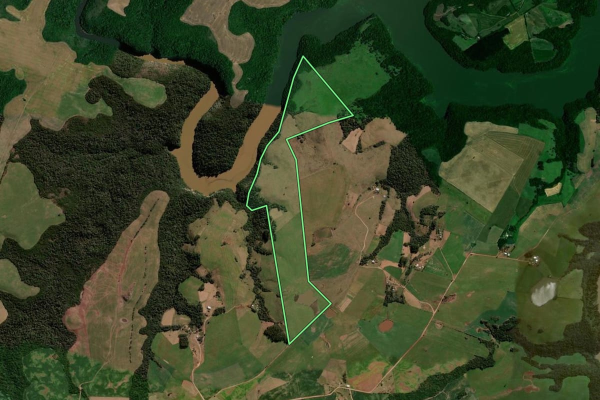 Imagem de satélite do imóvel rural em Pinhal Grande (RS), com o contorno declarado no CAR desenhado por cima.