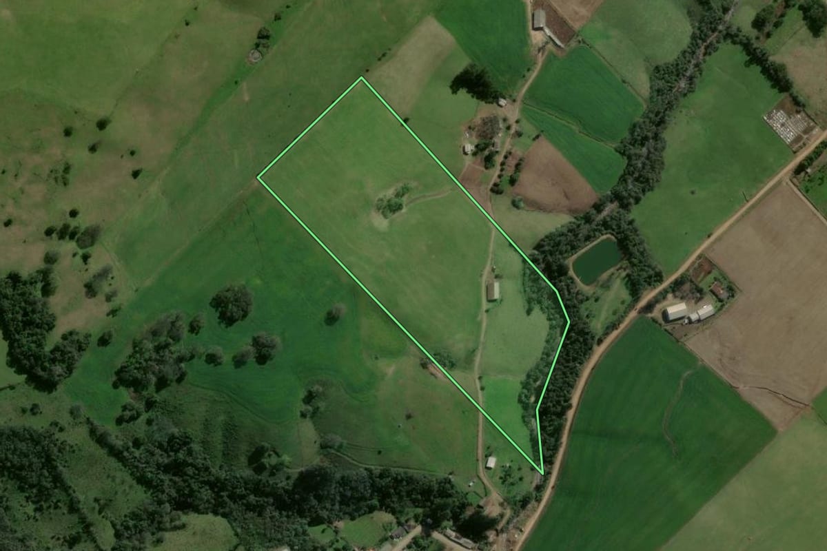 Imagem de satélite do imóvel rural em Pinhal Grande (RS), com o contorno declarado no CAR desenhado por cima.