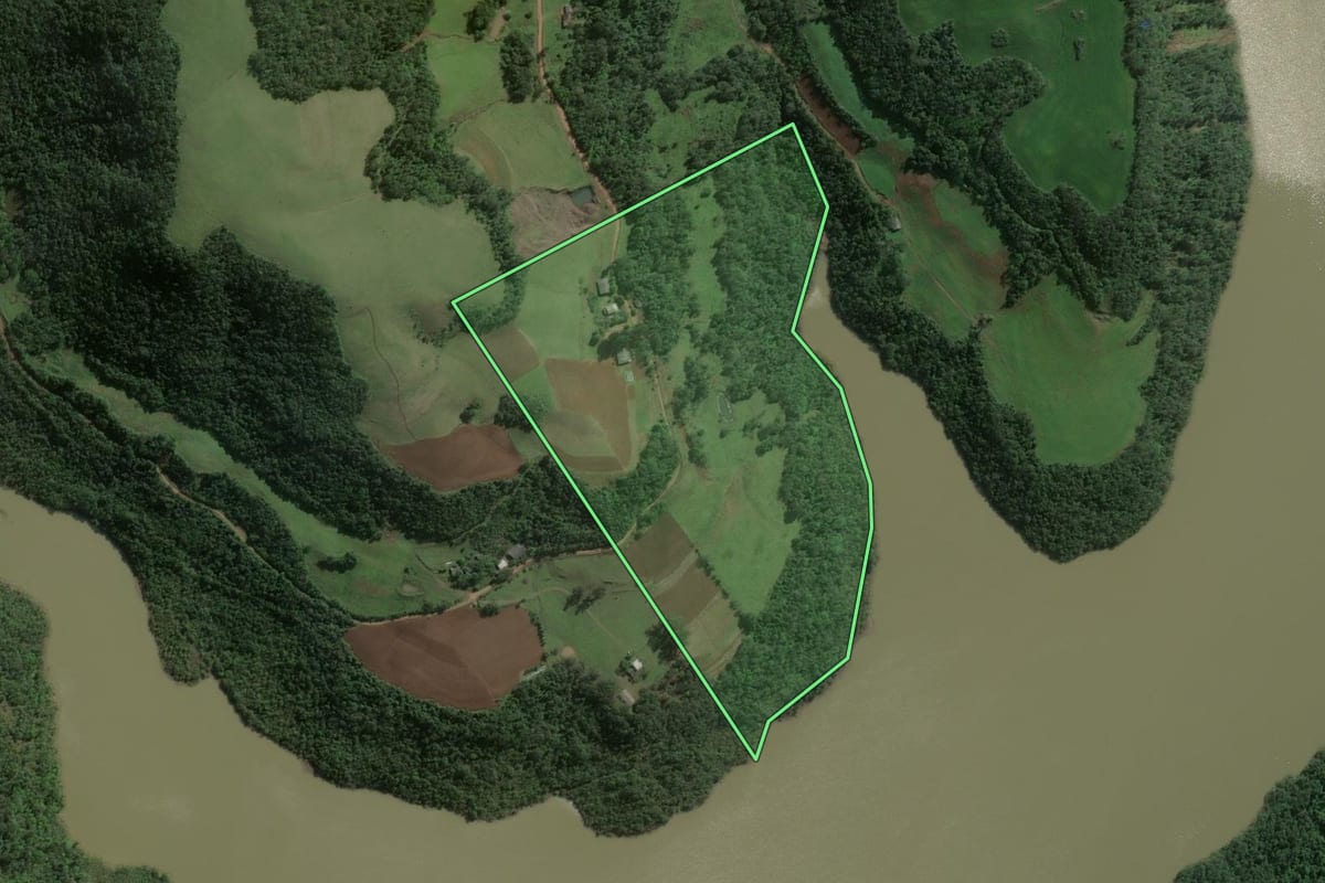 Imagem de satélite do imóvel rural em Pinhal Grande (RS), com o contorno declarado no CAR desenhado por cima.