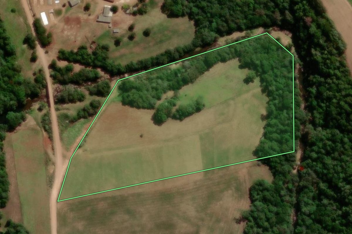 Imagem de satélite do imóvel rural em Pinhal Grande (RS), com o contorno declarado no CAR desenhado por cima.