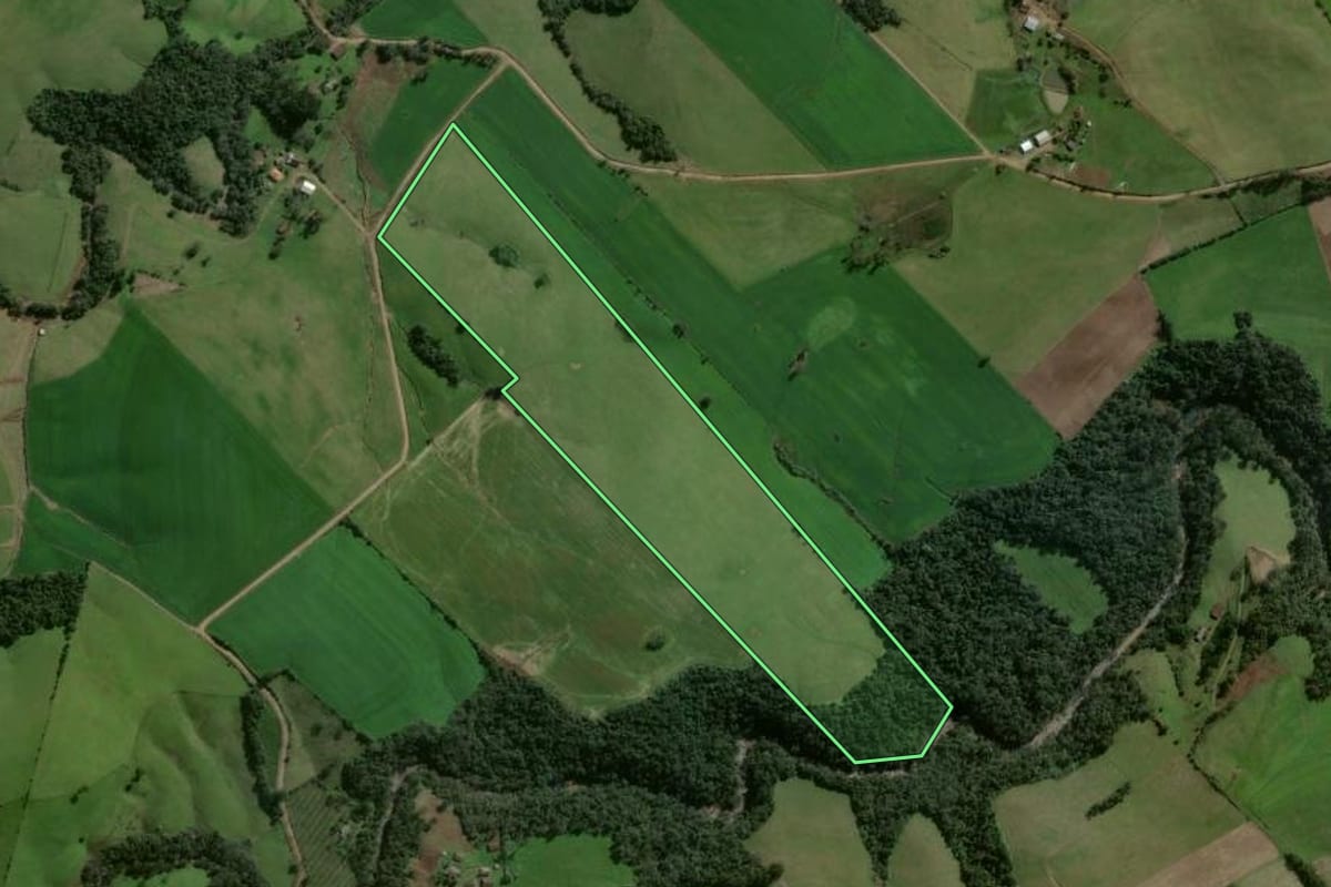 Imagem de satélite do imóvel rural em Pinhal Grande (RS), com o contorno declarado no CAR desenhado por cima.