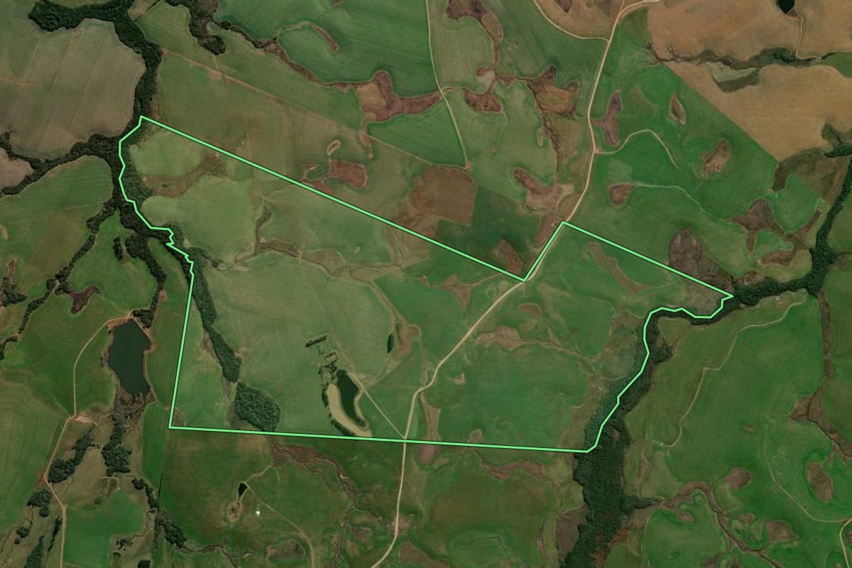 Imagem de satélite do imóvel rural em Pinhal Grande (RS), com o contorno declarado no CAR desenhado por cima.